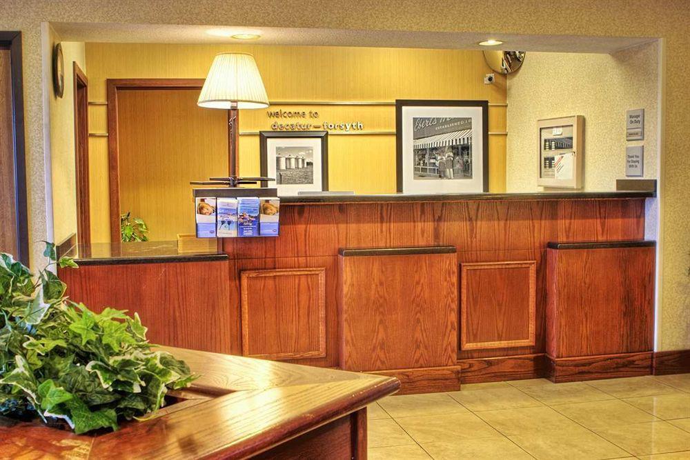 Surestay By Best Western Forsyth Decatur Beltér fotó